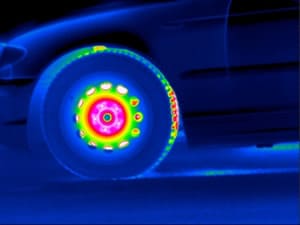 赤外線サーモグラフィカメラ 走行中のタイヤ